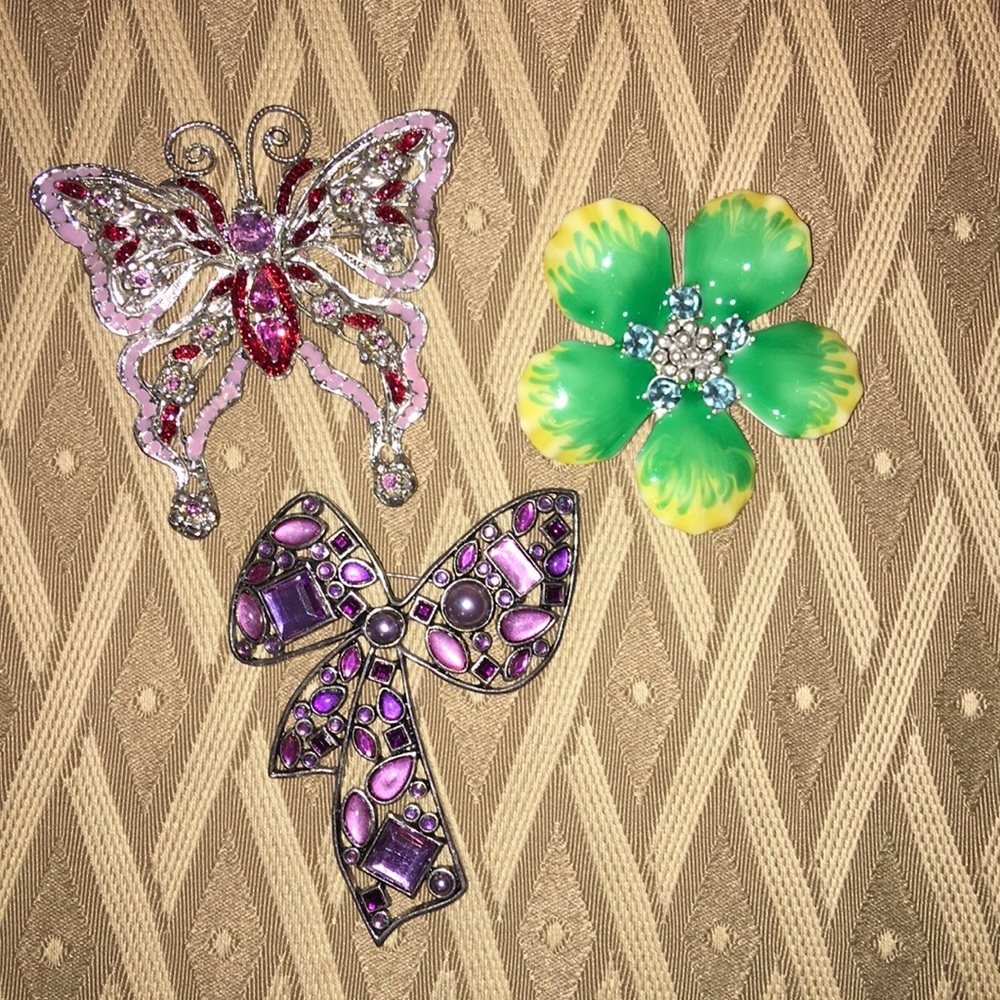 Brooches (3)